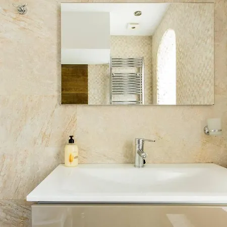 Boutique Townhouse With Hot Tub Near Puerto Banus Vakantiehuis