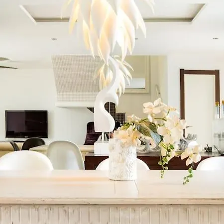 Boutique Townhouse With Hot Tub Near Puerto Banus Vakantiehuis *
